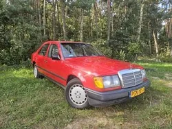 Czerwony Używany 1988 Mercedes 180 Sedan/Limuzyna | 38 900 zł