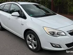 Biały Używany 2012 Opel Astra Kombi | 21 000 zł (Uczciwa cena)