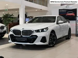 Biały (metalik) Używany 2023 BMW M550 Sedan/Limuzyna | 244 900 zł