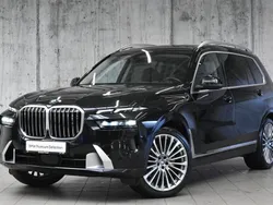 Czarny szafir metalizowany Używany 2022 BMW X7 Comfort Edition SUV | 274 900 zł