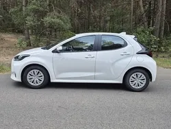 Biały Używany 2022 Toyota Yaris Hybrid Hatchback | 63 500 zł (Dobra cena)
