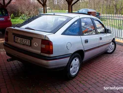 Srebrny Używany 1989 Opel Vectra Hatchback | 9999 zł
