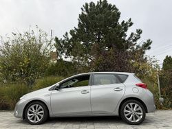 Złoty Używany 2015 Toyota Auris Hybrid Hatchback | 49 900 zł