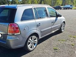 Srebrny Używany 2005 Opel Zafira Minivan | 14 500 zł