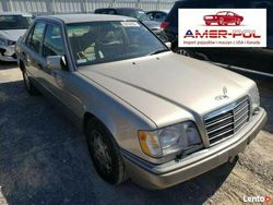 Żółtozłoty Używany 1995 Mercedes E320 Sedan/Limuzyna | 26 000 zł