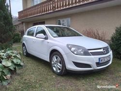 Biały Używany 2012 Opel Astra Hatchback | 18 500 zł (Uczciwa cena)