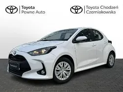 Biały Używany 2023 Toyota Yaris Hybrid Comfort Hatchback | 79 900 zł (Dobra cena)