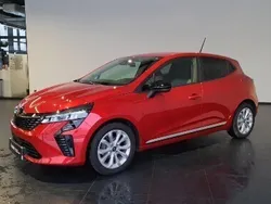 Czerwony Używany 2024 Renault Clio V Evolution Hatchback | 67 700 zł (Uczciwa cena)