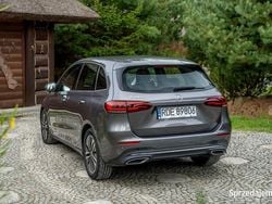 Szary Używany 2023 Mercedes B180 AMG line Minivan | 104 777 zł