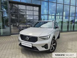 Srebrny Używany 2025 Volvo XC40 SUV | 164 900 zł (Uczciwa cena)