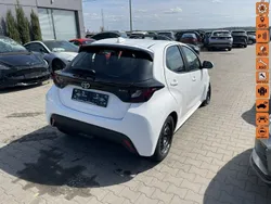 Biały (metalik, perła) Używany 2024 Toyota Yaris Hybrid Hatchback | 39 900 zł