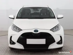 Biały Używany 2021 Toyota Yaris Hybrid Hatchback | 73 999 zł (Uczciwa cena)
