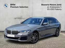 Szary bernina z bursztynowym połyskiem metalizowany Używany 2021 BMW 520 Shadowline Kombi | 184 900 zł