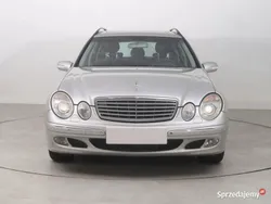 Srebrny Używany 2004 Mercedes E220 Kombi | 13 999 zł