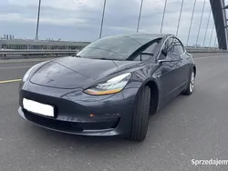 Szary Używany 2019 Tesla Model 3 Sedan/Limuzyna | 91 000 zł