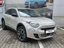 Lakier metalizowany kremowy cappucino Nowe 2025 Fiat 600 La Prima SUV | 111 884 zł (Uczciwa cena)