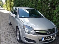 Srebrny Używany 2011 Opel Astra Hatchback | 18 000 zł (Uczciwa cena)