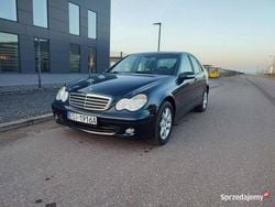 Niebieski Używany 2005 Mercedes C230 Sedan/Limuzyna | 10 900 zł