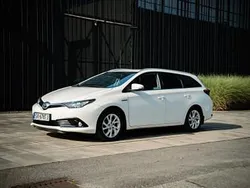 Biały Używany 2017 Toyota Auris Hybrid Kombi | 56 999 zł (Drogi)