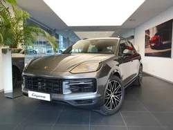 Quarzite grey metallic Nowe 2024 Porsche Cayenne SUV | 542 082 zł