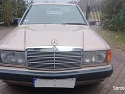 Złoty Używany 1989 Mercedes E200 Sedan/Limuzyna | 8900 zł