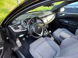 Czarny Używany 2014 Alfa Romeo Giulietta Distinctive Hatchback | 35 000 zł (Dość drogi)