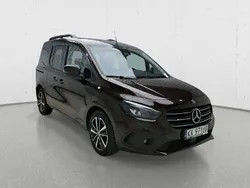 Czarny Używany 2023 Mercedes T180 Minivan | 98 277 zł