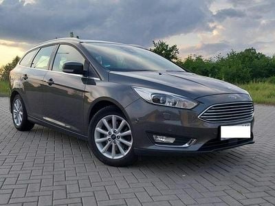 Brązowobeżowy Używany 2017 Ford Focus Kombi | 42 900 zł (Uczciwa cena)