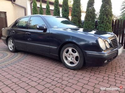 Używany Mercedes E270 Elegance 2000 Czarny Sedan/Limuzyna