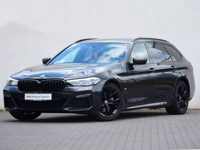 Szary sophisto z brylantowym połyskiem metalizowany Używany 2022 BMW 520 Shadowline Kombi | 219 900 zł