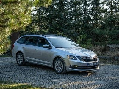 Szary (metalik) Używany 2017 Skoda Octavia Kombi | 50 777 zł (Uczciwa cena)