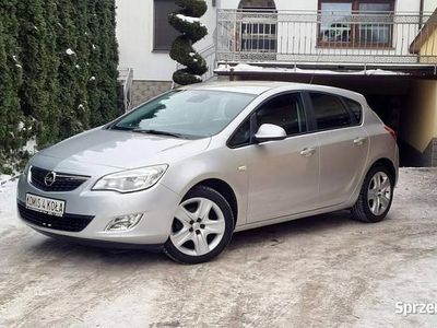 Używany Opel Astra 115 KM (84 kW) 2011 Srebrny (metalik) Hatchback