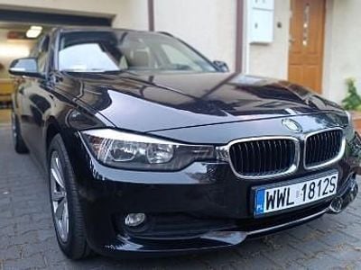 Czarny Używany 2013 BMW 320 Kombi | 38 900 zł (Uczciwa cena)