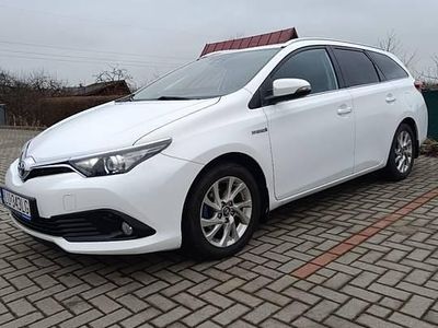 Biały Używany 2018 Toyota Auris Hybrid Premium Kombi | 37 500 zł (Drogi)
