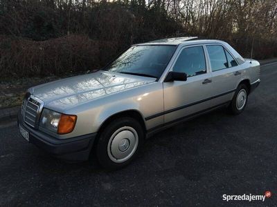 Srebrny Używany 1987 Mercedes E230 Sedan/Limuzyna | 22 000 zł