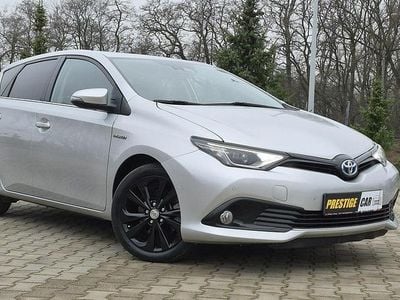 Używany Toyota Auris Hybrid 99 KM (72 kW) 2015 Srebrny (metalik) Hatchback
