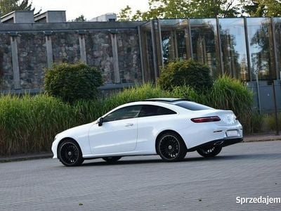 Biały (metalik, perła) Używany 2019 Mercedes E400 Coupe | 185 000 zł