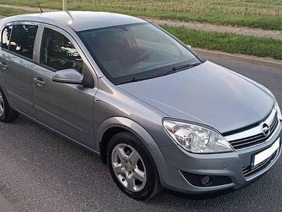 Szary Używany 2009 Opel Astra Hatchback | 14 900 zł (Dość drogi)