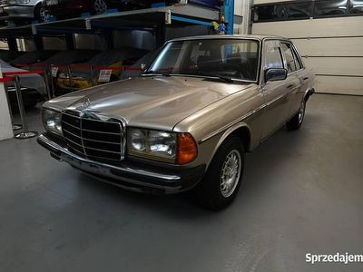 Używany Mercedes 240 1978 Złoty Sedan/Limuzyna