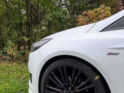 Używany Ford Focus ST-Line 150 KM (110 kW) 2016 Biały Sedan/Limuzyna