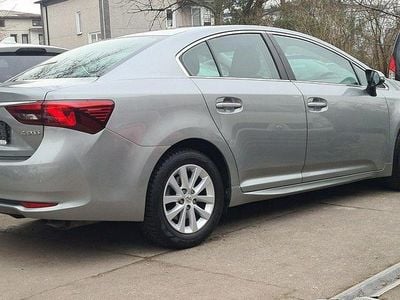 Używany Toyota Avensis 2018 Srebrny Sedan/Limuzyna