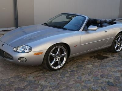 Srebrny (metalik) Używany 2002 Jaguar XK8 Kabriolet | 55 900 zł