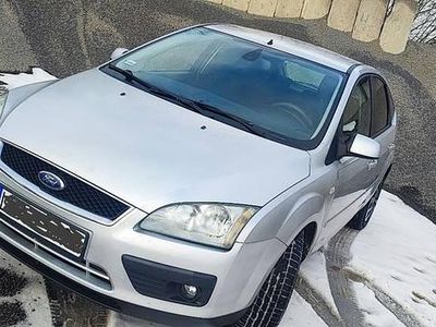 Używany Ford Focus Ghia 2004 Srebrny Hatchback