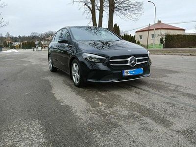 Używany Mercedes A180 116 KM (85 kW) 2020 Czarny Minivan
