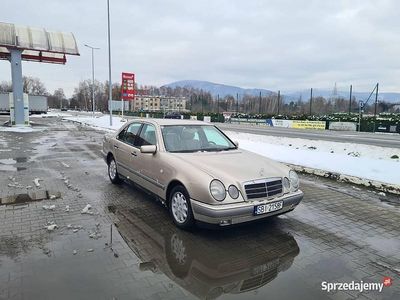 Złoty Używany 1996 Mercedes E220 Sedan/Limuzyna | 21 900 zł