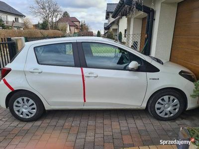 używany Toyota Yaris (HYBRYD) w kolorze perlowym