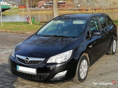 Fioletowy Używany 2011 Opel Astra Kombi | 13 900 zł (Uczciwa cena)