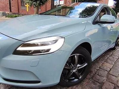 Niebieski Używany 2016 Volvo V40 Momentum Kombi | 56 500 zł