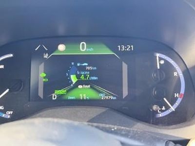 Szary Używany 2022 Toyota Yaris Hybrid Sedan/Limuzyna | 99 500 zł