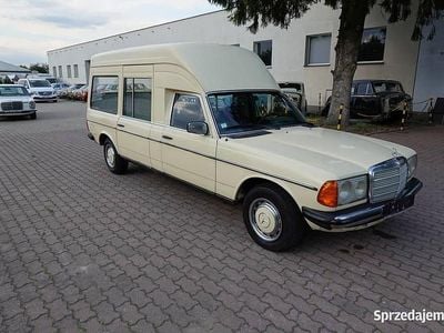 Beżowy Używany 1982 Mercedes E300 Kombi | 25 500 zł